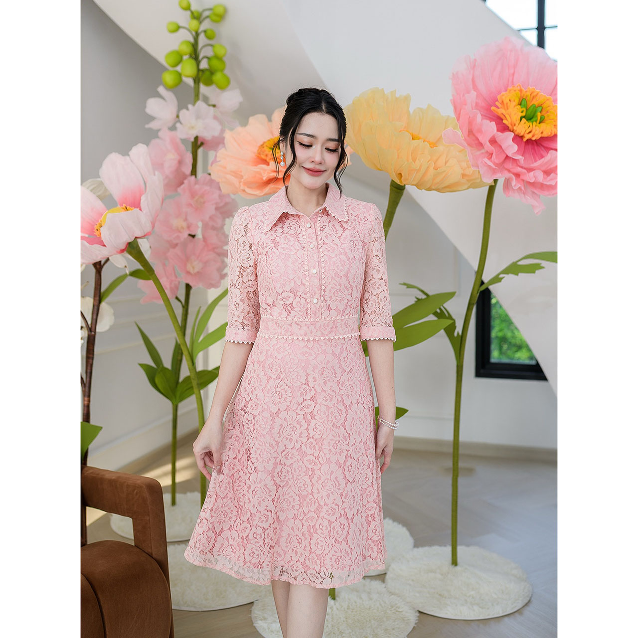 kudapy เดรสสไตล์เชิ้ต ใช้ผ้าลูกไม้ลายดอกไม้ มีซับในทั้งตัว ช่วงปกเสื้อ กระดุมด้าหน้า ขอบเอว ปลายแขนแต่งลูกไม้เพิ่มความหวาน