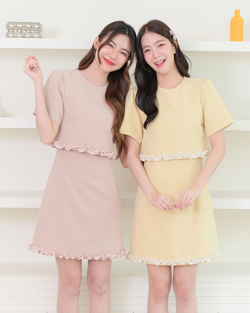 kudapy เดรสแขนสั้นคอกลม แต่งรูดระบายชายเสื้อและกระโปรง รูดยกไหล่พองเบาๆ ผ้าเนื้อหนานุ่มมีน้ำหนักทิ้งตัวสวย