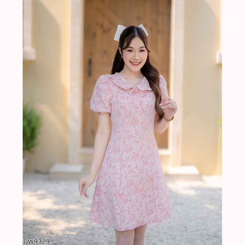kudapy เดรสสั้นสีน้ำตาล/สีชมพู/สีขาว ทรงเข้ารูปกระโปรงบานผ้าอัดลายดอกนูน คอบัว แขนสม็อค ดีเทลผูกโบว์กลางอก น่ารักมาก