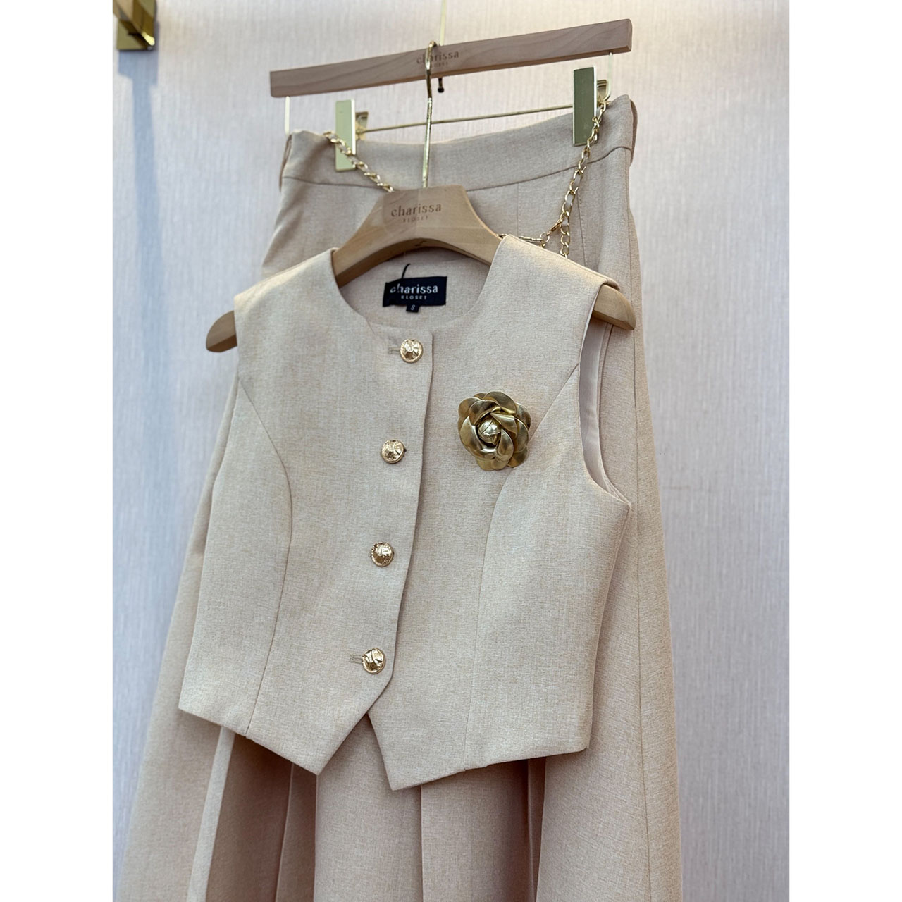 kudapy เซ็ท 4 ชิ้น เสื้อ Vest+กระโปรงยาว+เข็มขัดโซ่+เข็มกลัดดอกไม้ เสื้อกับกระโปรงเราใช้ผ้าเดียวกันทั้งชุด เนื้อผ้ามีน้ำหนัก ทิ้งตัวดี ย