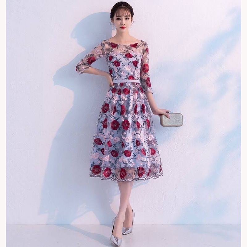 kudapy เดรสสั้นสีม่วงอมเทา งานปักแขนศอก ใช้ผ้าเนื้อดีปักลายดอกไม้ ด้วยไหมเนื้อเงา ข่วงอกตัดเย็บอย่างด