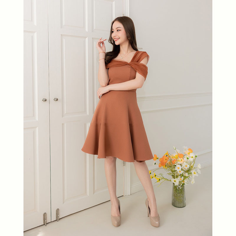 kudapy เดรสสั้นสีโอวัลติน/สีน้ำตาล/สีแดง พรางช่วงแขนแบบดีงามไม่เยอะไป กระโปรงบาน ทรงน่ารักมาก แถมพรางสะโพกได้ด้วย