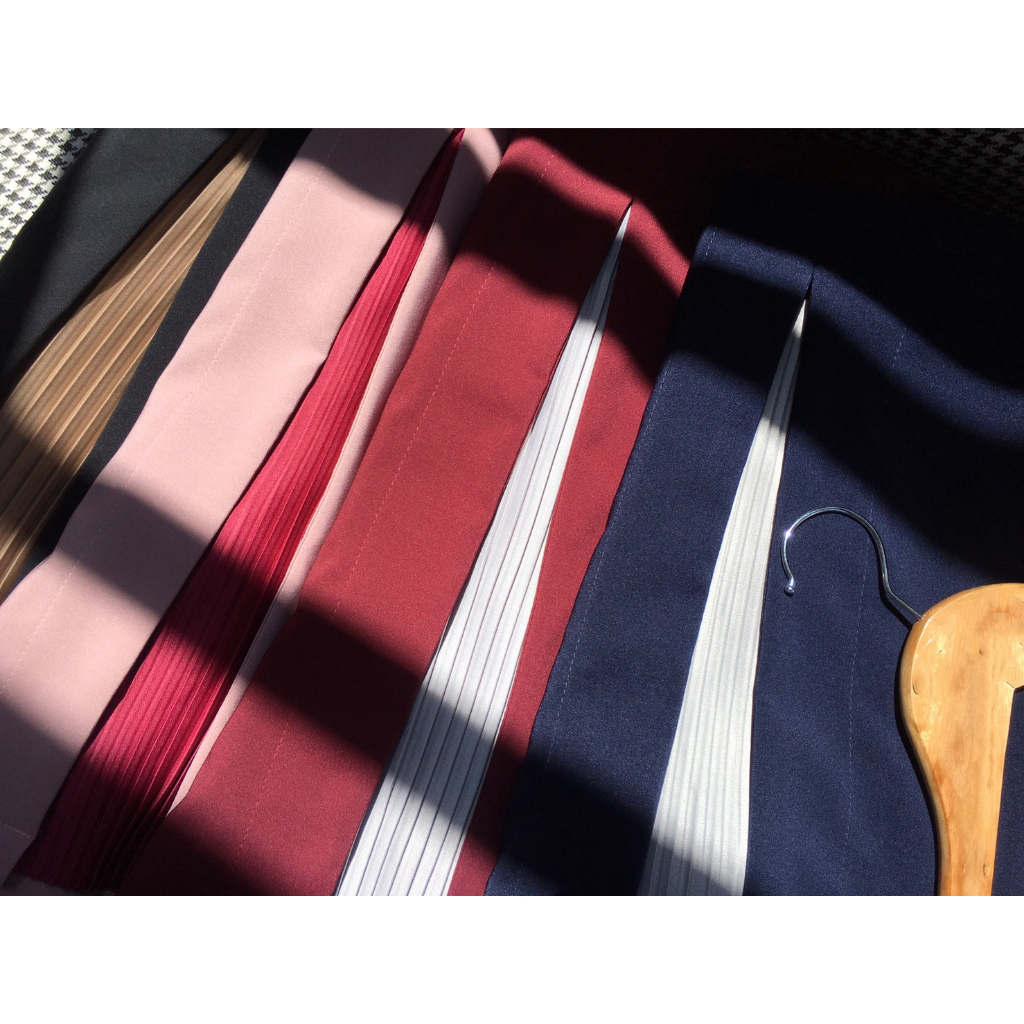 kudapy เดรสสั้นแขนห้าส่วนสีชมพูกะปิ,สีกรม,สีแดง,สีดำ,สีเบจ,สีดำ ทรงคอปาด ผ้ายืดโพลีเอสเตอร์เนื้อดี มีน้ำหนัก ผ้ามีความยืดหยุ่นกระโปรงทรง A เล่นดีไซน์ผ่าหน้าด้านขวา