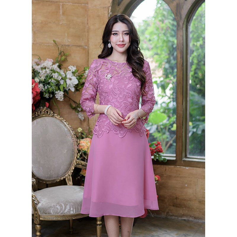 kudapy เดรสสั้นสีชมพูกลีบบัว/สีฟ้าคราม ผ้าลูกไม้ดีเนื้อเงาทอลาย ตัวกระโปรงเป็นผ้าชีฟอง มีซับใน ซิปด้านหลัง