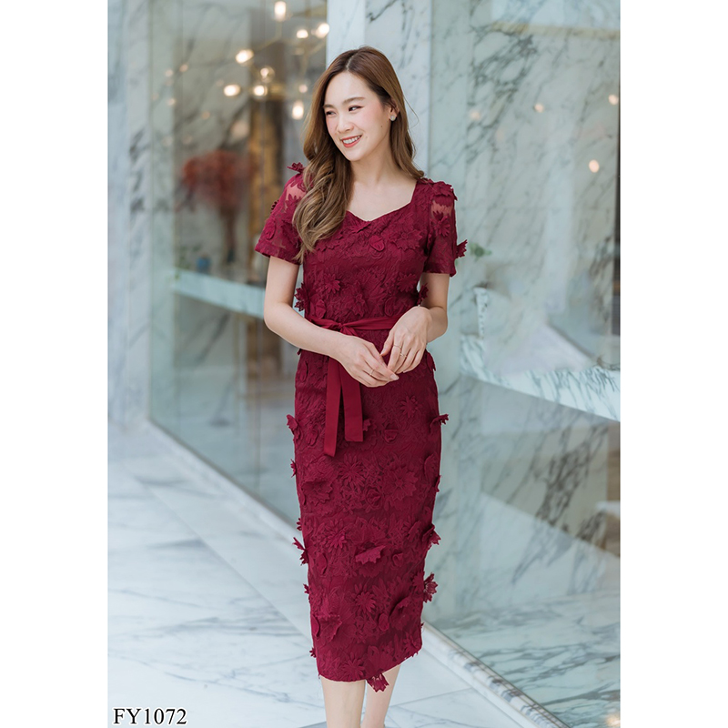 kudapy เดรสยาวสีชมพู/สีแดง คอลึก ลูกไม้ดอกลอย สวยดูดี แต่งเชื่อกผูกเอว