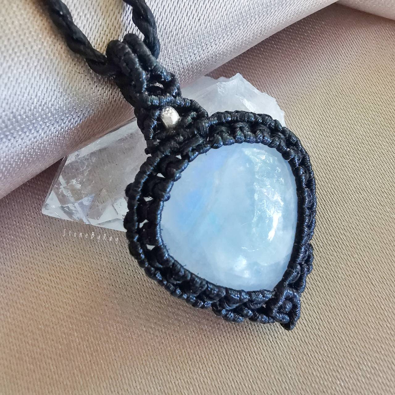 สร้อยคอเชือกถักจี้หินเรนโบว์มูนสโตน Rainbow Moonstone