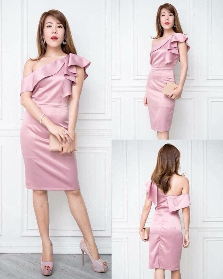 kudapy เดรสสั้นใส่ออกงานไหล่เฉียง แต่งระบายข้าง ผ้าซาร่าไม่ยืดนะคะ กปสั้นพอดีเข่า สีน้ำเงินสด,ชมพู,ฟ้า,กรมท่า,ทอง,เขียวแก่,โอวัลติน,เขียวมิ้นท์ ,แดงเลือดหมู ,ไวน์แดง, เทา,ส้มอิฐ