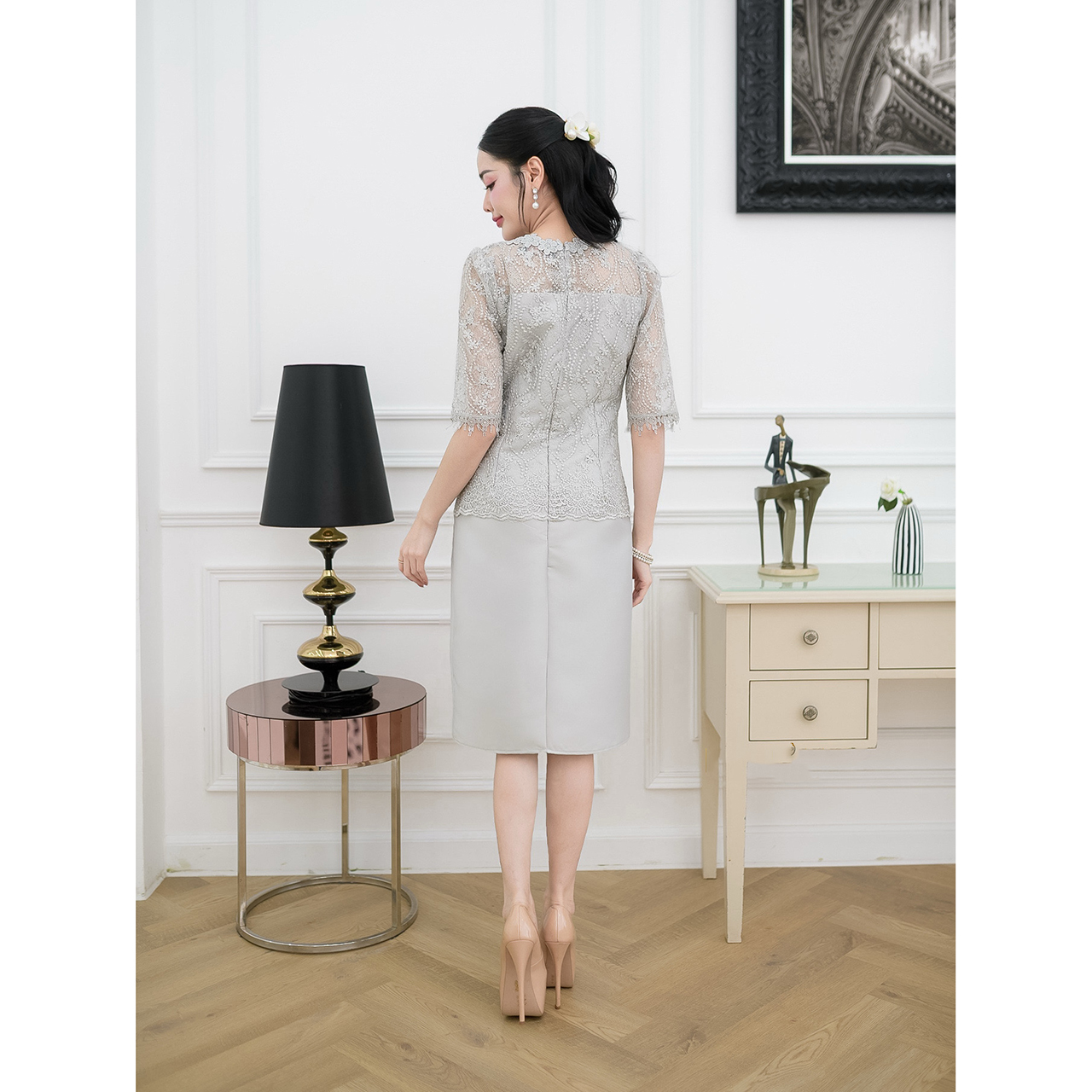 kudapy เดรสผ้าไหมทรงเรียบ ด้านบนเป็นงานผ้าลูกไม้ใยบวบแขนสามส่วนแต่งปลายแขนด้วยลูกไม้ทอลาย ช่วงคอแต่งด้วยลูกไม้ดอกไม้รอบคอ