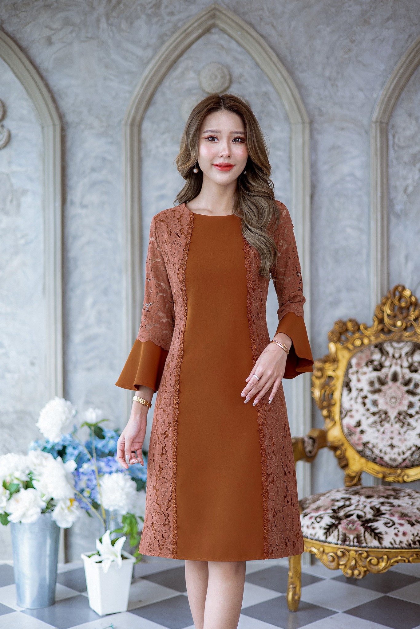 kudapy เดรสสั้นสีน้ำตาล/สีชมพู/สีดำ/สีเทาอมฟ้า/สีแดงเลือดหมู ดีเทลชุดนี้สวยเรียบหรูมากๆค่ะ แต่งลูกไม้ด้านข้างตัวเดรสและแต่งคาดด้วยลูกไม้เส้นลายดอกไม้จนถึงปลายกระโปรง