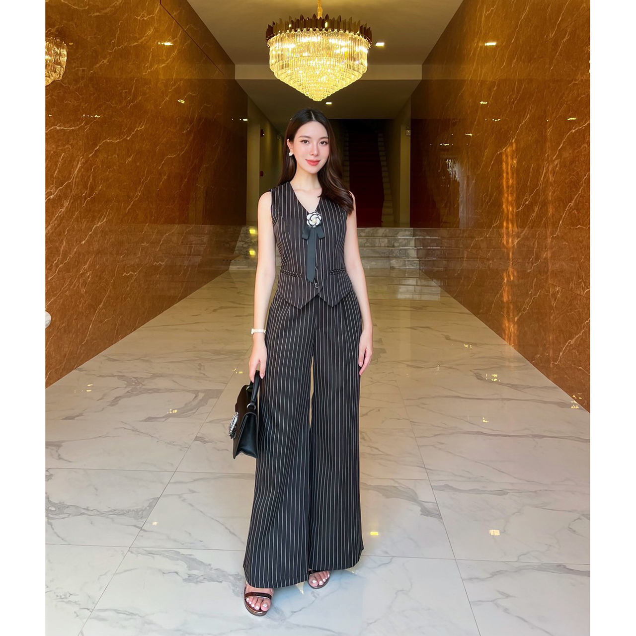 kudapy ชุดเซ็ทลายริ้วเสื้อแขนกุด+กางเกางขายาว ตัวเสื้อทรง vest กระดุมจริง แต่งกระเป๋าหลอกซ้ายขวา กางเกงขายาวใช้ผ้าเดียวกับเสื้อ