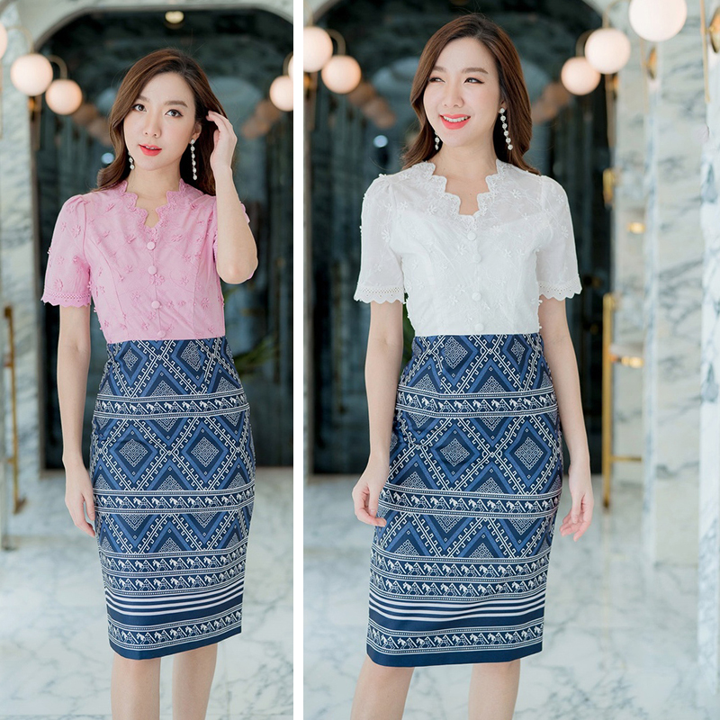 kudapy เดรสสั้นผ้าไทยสีขาว/สีชมพู เสื้อลูกไม้คอวีหยักแขนหยัก+กระโปงลายไทย ใส่สบายสวยดูดีน่ารักๆ