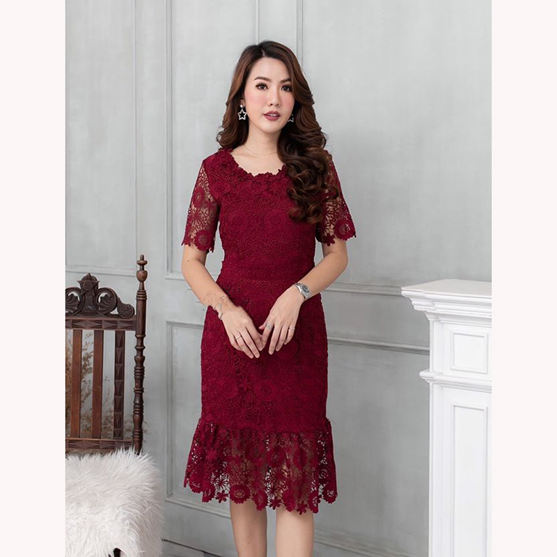 kudapy เดรสลูกไม้สีชมพู/แดงเข้ม แขนสั้น ระบายชายกระโปรง เนื้อผ้าลุกไม้ทอลายดอกไม้ สวยมากค่ะ มีซับในในตัวเนื้อดี