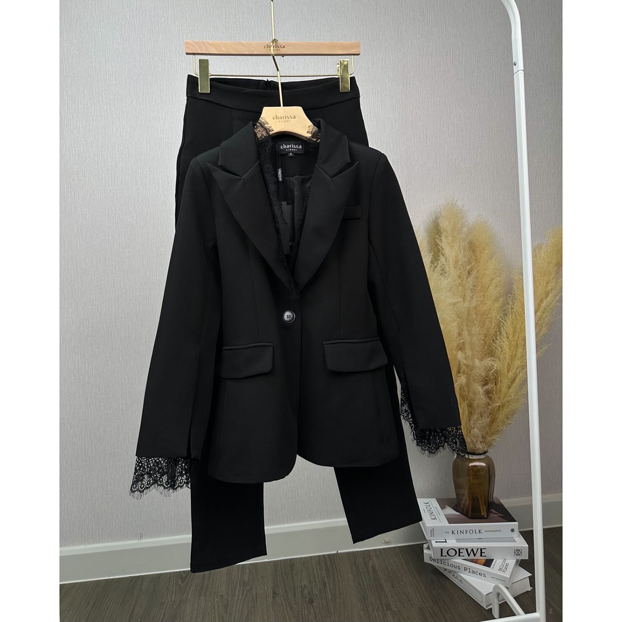 kudapy ชุดเซ็ทเสื้อ+กางเกง เสื้อสูทแต่งลูกไม้ที่คอปกเสื้อ เพิ่มความเกร๋ที่ปลายแขนเสื้อผ่าแขนลูกคัตติ้ง กางเกงทรงกระบอกเล็ก ซิปหลัง