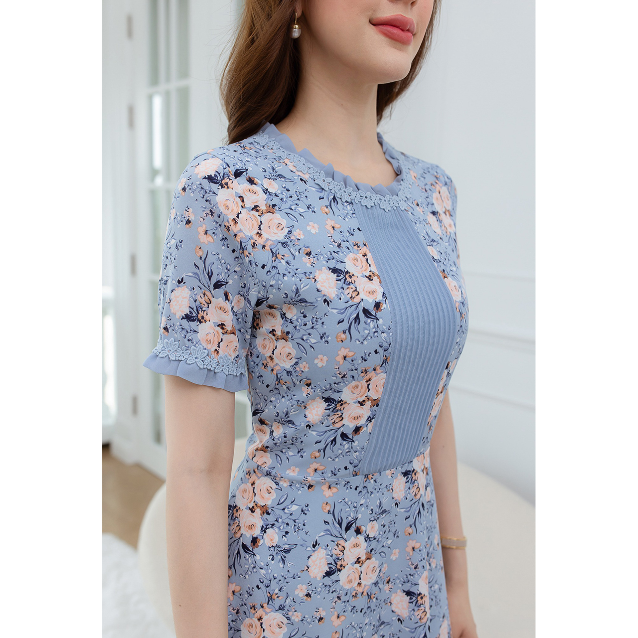 kudapy เดรสสั้นสีฟ้า/สีดำ ลายดอก มีดีเทลตีเกล็ดช่วงอก แต่งชีฟองจับจีบ อละซ้อนด้วยลูกไม้รอบคอและแขน ลายดอกสวย