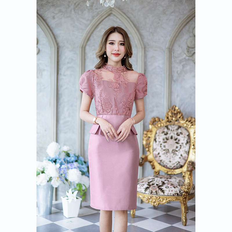 kudapy เดรสสั้นสีเทา/สีชมพูกะปิ ออกงาน ผ้าไหมญี่ปุ่น งานดีไซน์หวานๆ น่ารักแบบไทยๆ รุ่นนี้ด้านบนเป็นผ้าลูกไม้ซีทรูดีไซน์คอตั้งแขนตุ๊กตาน่ารักๆ