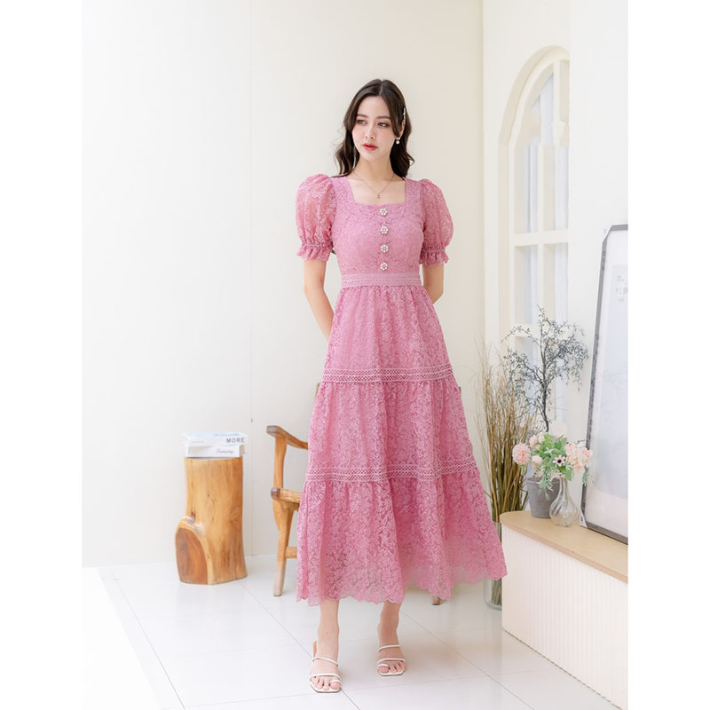 kudapy เดรสยาวสีชมพู/สีครีม ผ้าปักลายดอก คอกลม ปลายกระโปรงระบาย เป็นงานซิปหลัง