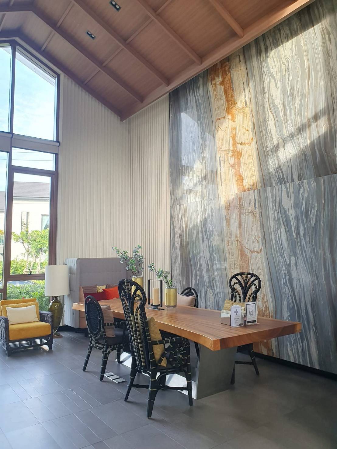 ขายบ้านเดี่ยว หมู่บ้านเศรษฐสิริ จรัญ–ปิ่นเกล้า 2 โซนพื้นที่ ถนน เลียบทางรถไฟตลิ่งชัน ขนาดที่ดิน 61 ตารางวา ต่อเติมชั้นลอยแล้ว • บ้านอายุเพียง 2 ปี ดูแลดีมากๆ • 4 ห้องนอน 4ห้องน้ำ