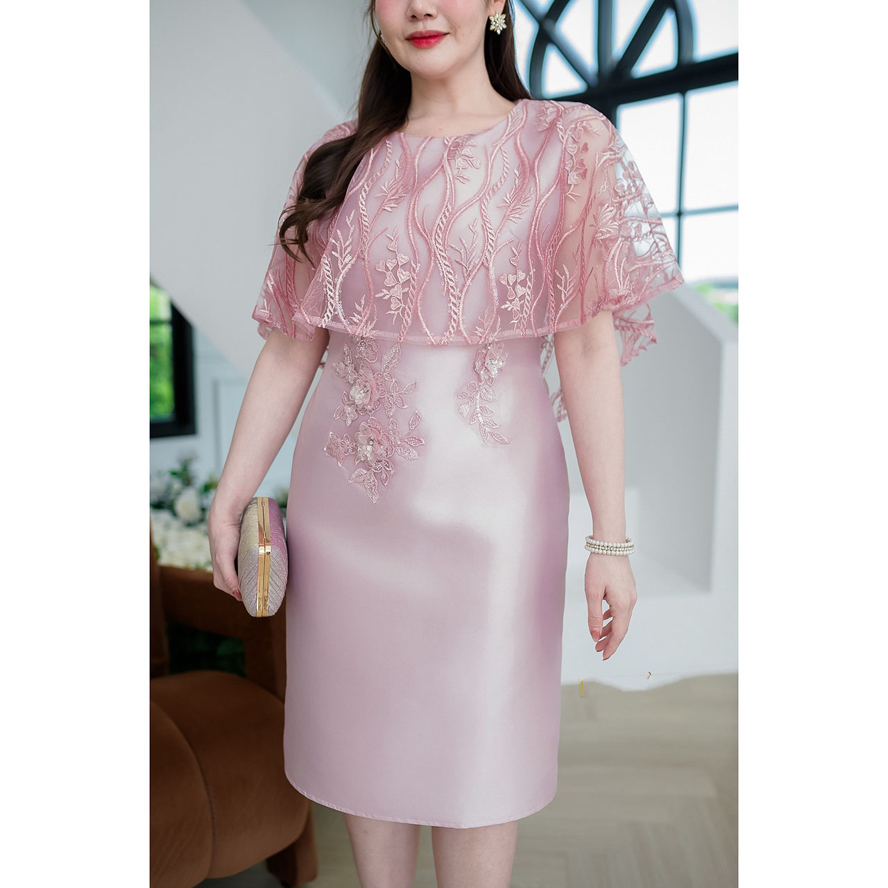 kudapyเดรสสั้นสีชมพูอ่อน ผ้าไหมงานดีไซน์คลุมไหล่ด้วยผ้าลูกไม้ปักลายแต่งเลื่อม ใส่สวยพรางต้นแขนได้อย่างดี
