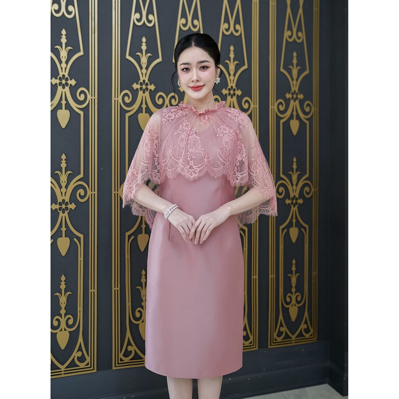 kudapy เดรสผ้าไหมอัดกาวทั้งชุด ผ้าลูกไม้ฝรั่งเศสคอกลมเย็บแต่งจีบรอบคอ ลูกไม้ปล่อยทิ้งตัวเป็นงานคลุมไหล่ด้านหน้าสั้นด้านหลังยาวถึงช่วงเอวหรูหรา