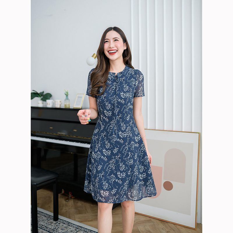 kudapy เดรสสั้นสีกรม ชีฟองทรงสวยเรียบ สวยคลาสสิค ลายผ้าสวย มีดีเทลจับจับช่วงคอผูกโบว์ แพทเทิร์นตีเกล็ดระบายหางปลา