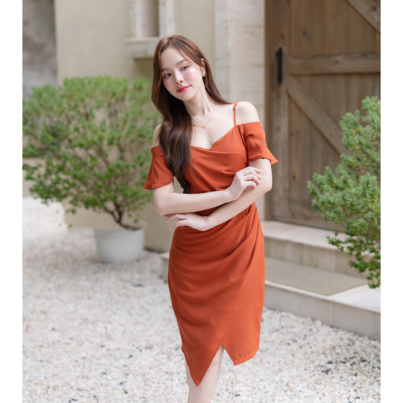 kudapy เดรสสั้นสีชมพู/สีเขียวสีครีมเบจ/สีส้ม ดีเทลจับจีบเดรปด้านข้างช่วงอกและเอว เปิดโชว์ช่วงไหล่ เดรสงานปาร์ตี้