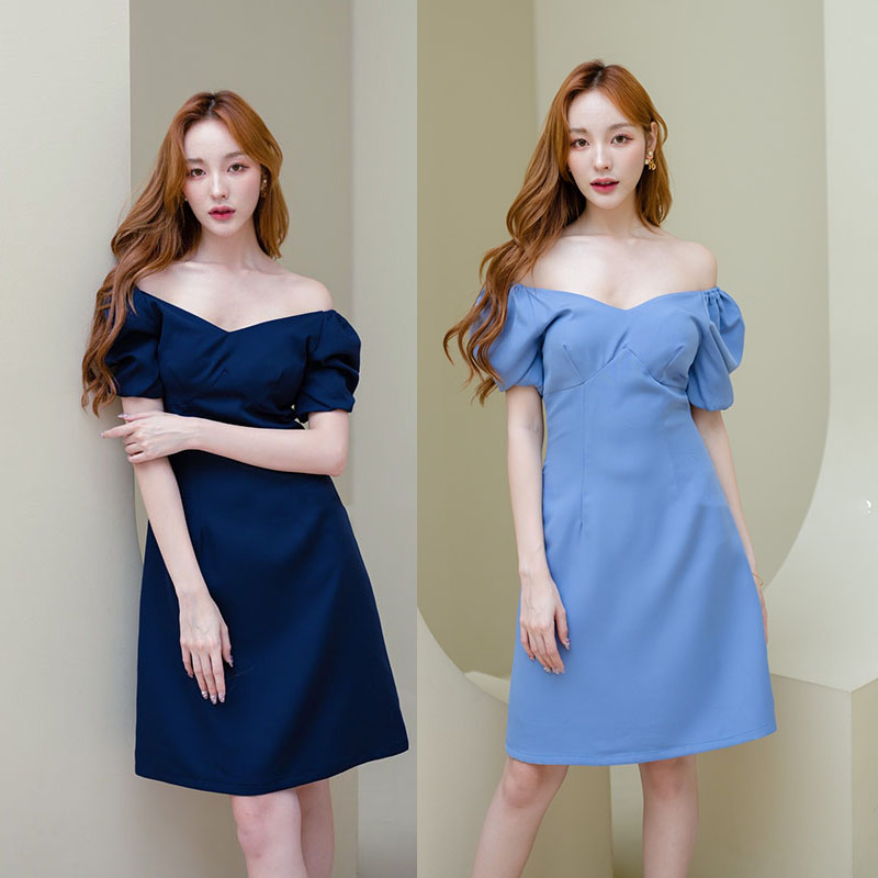 kudapy เดรสสั้นสีฟ้าคราม/สีกรม เป็นแบบแขนสั้น ช่วงอก มีดีเทลเจาะอกนิดๆ ต่อเป็นสายคาดขึ้นมาที่บ่าให้ลุคดูแอบเซ็กซี่เล็กๆ