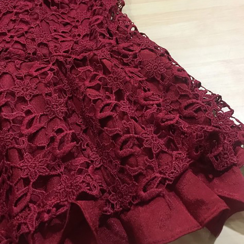 kudapy เดรสสั้นสีแดง ลูกไม้แขนยาว ไหล่ซีทรูแต่งระบายรอบอก เอวเย็บแต่งโบว์