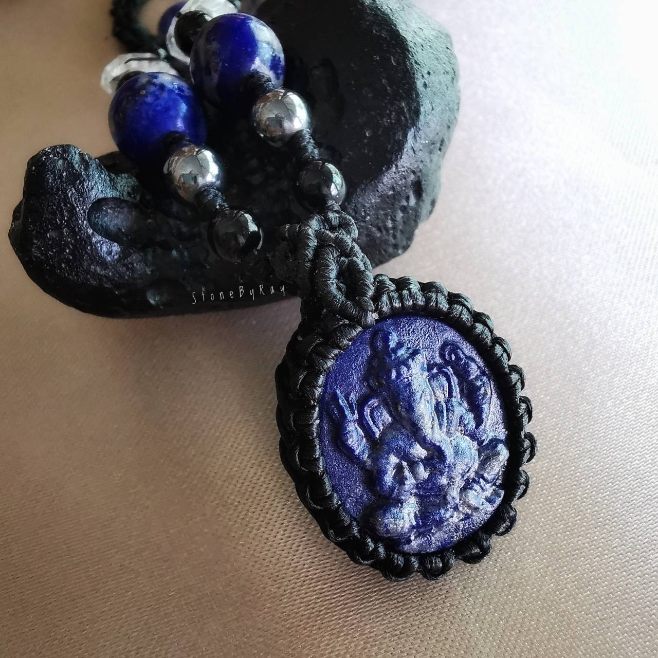 สร้อยคอเชือกถักจี้หินลาพิสลาซูลีแกะสลักองค์พระพิฆเนศ