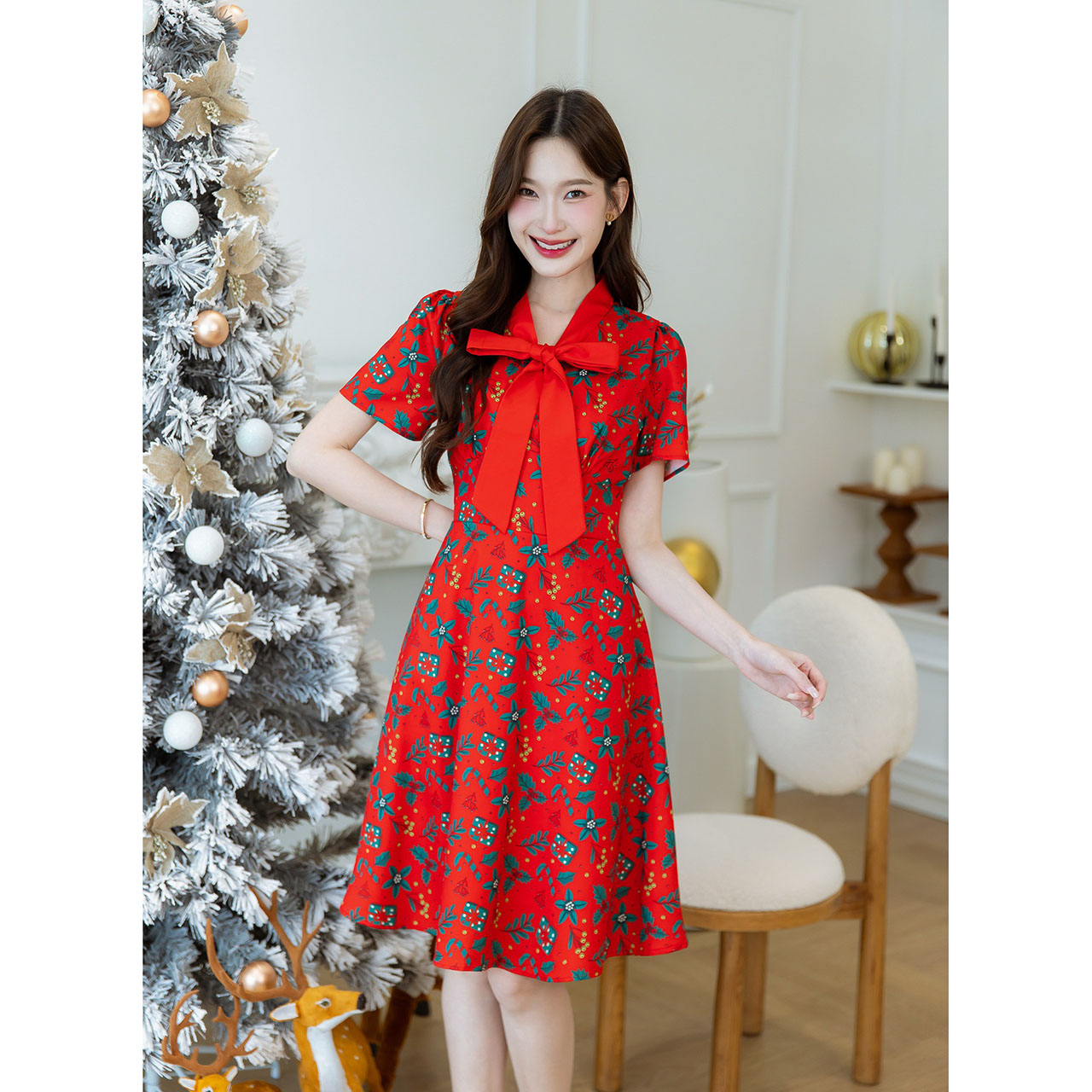kudapy เดรสสั้นสีแดง/สีครีม พิมพ์ลายคริสตมาส มีดีเทลคอโบว์สีแดง แพทเทิร์นเย็บเข้าทรงช่วงเอว ทรงสวย