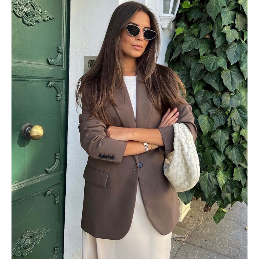 kudapy (เฉพาะเสื้อ)เสื้อสูทสีน้ำตาลเข้มมาแล้วว สีที่ทุกคนตามหา ผ้าดี ใส่สบาย เป็นทรง oversize กระเป๋าจริง มีซับในทั้งตัวเลยค่า