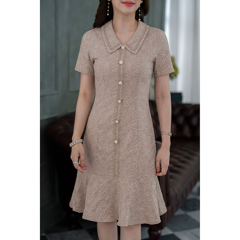 kudapy เดรสสั้นสีชมพู/สีครีมน้ำตาลคอปก ผ้าทอลายใบไม้ ผ้านูนสวยมีมิติ มีดีเทลแต่กระดุมมุกและลูกไม้แต่ง เป็นขอบปก และแนวกระดุม ทรงเรียบๆ ชายกระโปรงระบาย ตีเกล็ดยาว