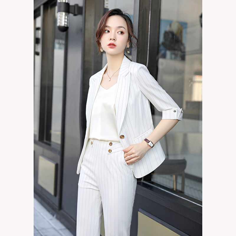 kudapy ชุดสูททำงานผู้หญิงสีดำ/สีขาว/สีเบจ แขนสามส่วนลายทางพร้อมกางเกง จุดเด่นของชุดนี้คือการออกแบบให้เป็นลายทางเพื่อเพิ่มสไตล์