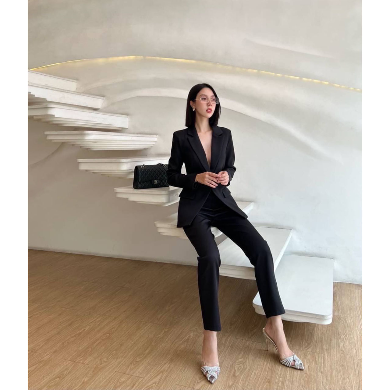 kudapy ชุดเสื้อสูทมีซับในอย่างดี แต่งกระดุมผ้าเดียวกับสีชุด มาคู่กับกางเกงขายาวใส่สบาย กระเป๋าใช้งานได้จริงทั้งเสื้อและกางเกง