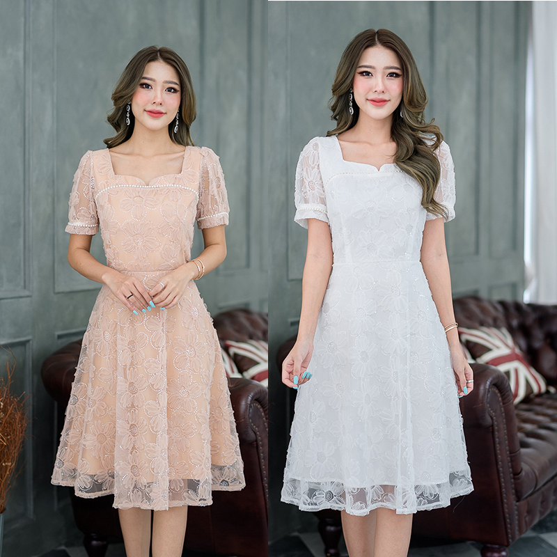kudapy เดรสสั้นสีขาว/สีน้ำตาลทองอ่อน ผ้านุ่มฟูลายดอกไม้ ผ้าตาข่ายลายนูนฟู ลายดอกไม้ รอบดอกไม้ตกแต่งด้วยเลื่อมใสๆรอบดอกไม้