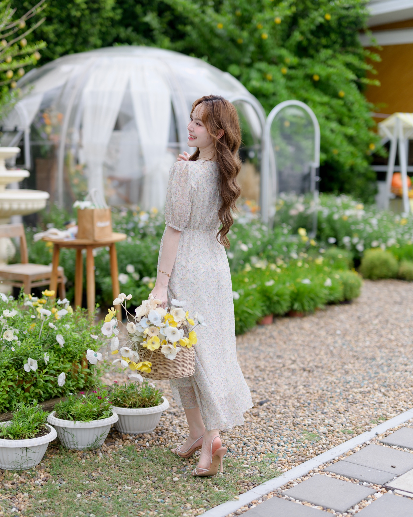 kudapy เดรสยาวดีไซน์หวานละมุนมีกลิ่นอายของความวินเทจ ลายพริ้นท์ดอกไม้เล็กๆ เหมือนวิ่งเล่นในทุ่งดอกไม้