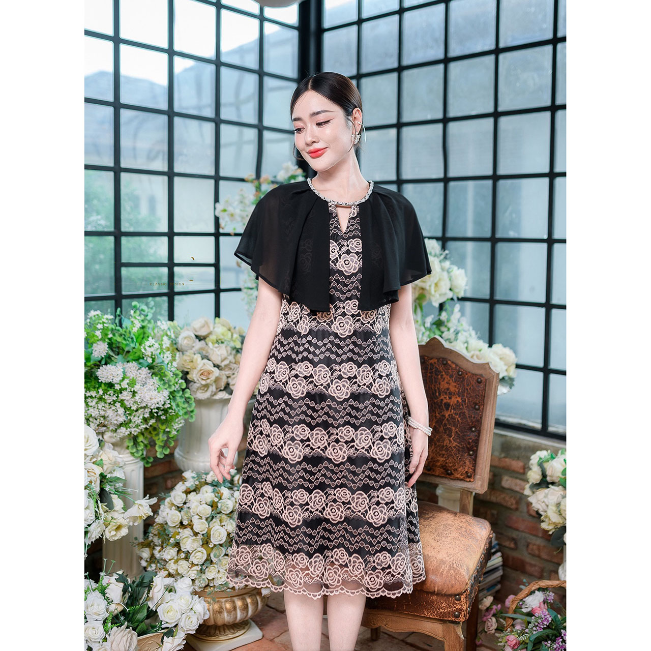 kudapy เดรสสั้นสีครีม/สีดำ ลูกไม้เนื้อนิ่มลายกุหลาบ เดรสทรงบานเล็กน้อยตีเกร็ดหน้าหลังเข้าทรง ช่วงไหล่แต่คลุมระบายด้วยผ้าชีฟอง พรางต้นแขนได้