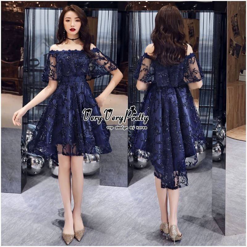 kudapy ชุดราตรีเปิดไหล่สีกรมท่า หน้าสั้น หลังยาว ใส่ออกงาน ลุคสวยหรูสไตล์เกาหลีค่ะ เนื้อผ้ามุ้งปักริบบิ้นลวดลายสวย 3D ทั้งตัวค่ะ