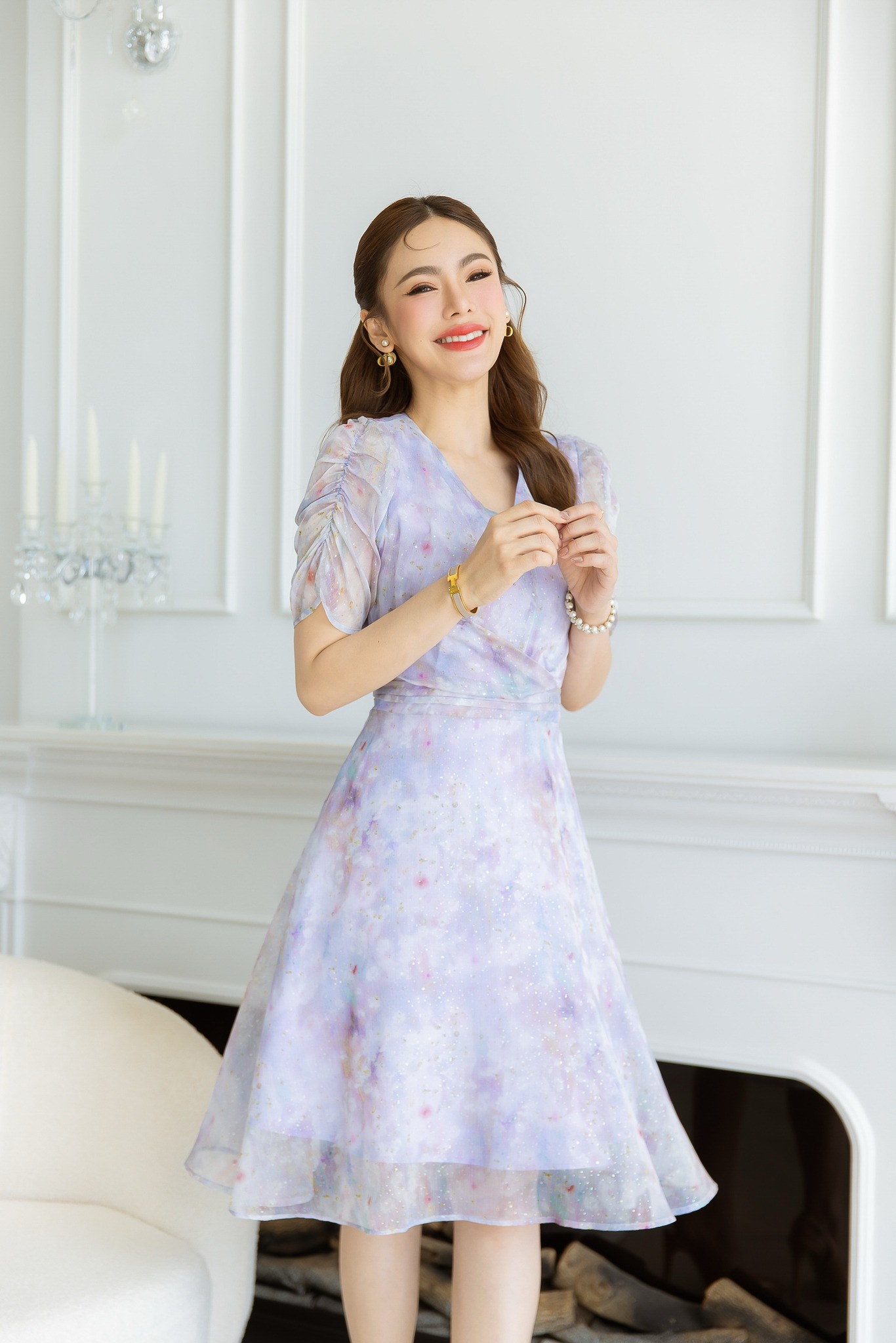 kudapy เดรสผ้าไหมชีฟอง บางเบามีประกายวิ้งค์ๆ ผ้าสีสวยมาก เนื้อผ้าจะโปร่งแสง ดีเทลช่วงแขนเย็บจั้มสวยมีเลเยอร์ ช่วงเอวตีเกล็ด