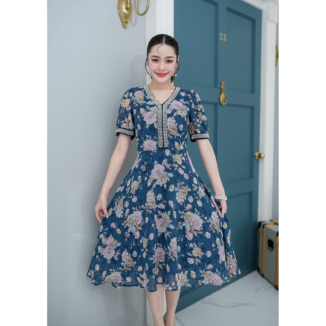 kudapy เดรสสั้นสีชมพู/สีกรม ผ้าชีฟองลายดอกไม้ กระโปรงบาน แขนตุ๊กตาจั้มปลายแขนด้วยอะไหล่มุก ช่วงคอวีแต่งอะไหล่มุกยาวมาจนถึงเอวต่อ