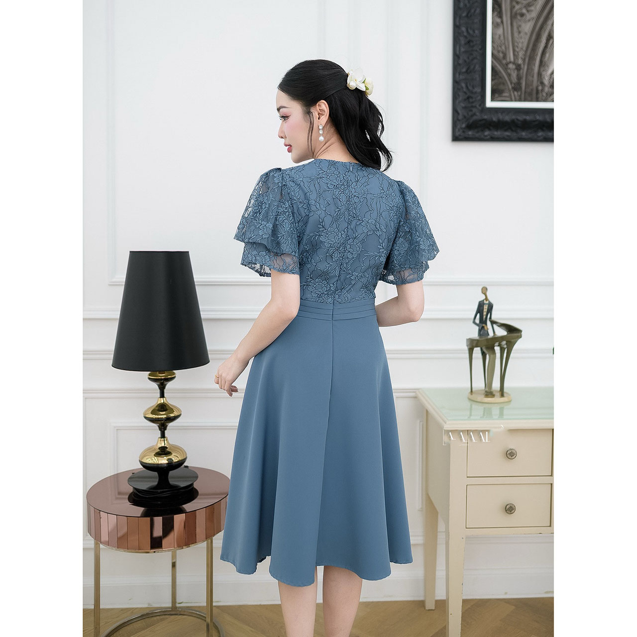 kudapy เดรสสั้นผ้าลูกไม้ ดีไซน์ด้านบนตัวเสื้อน่ารักมากเป็นทรงแขนระบาย ช่วงเอวตีเกร็ดแบบสวยยอดนิยมใส่แล้วดูมีเอว