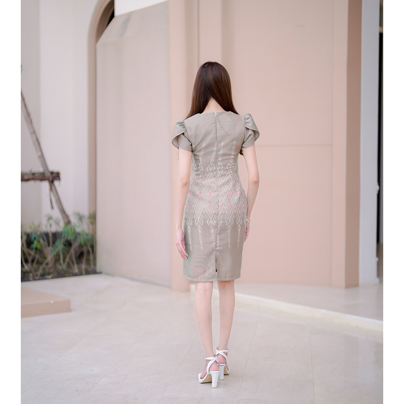 kudapy เดรสสั้นสีฟ้า/สีเขียว/สีชมพู ผ้าทอลายสวยๆ คอหัวใจ แขนกลีบบัว แต่งกระดุมปั๊มทรงสอบ สวยปังสุดๆ