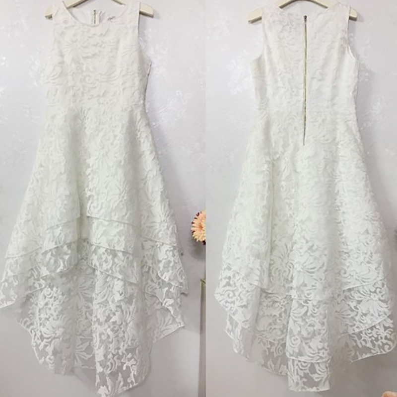 kudapy เดรสสีขาว กระโปรงหน้าสั้นหลังยาวลูกไม้ แขนกุด เย็บซ้อนระบาย 3ชั้น เนื้อผ้าไหมแก้วปักลายสวย อยู่ทรงตามรูป