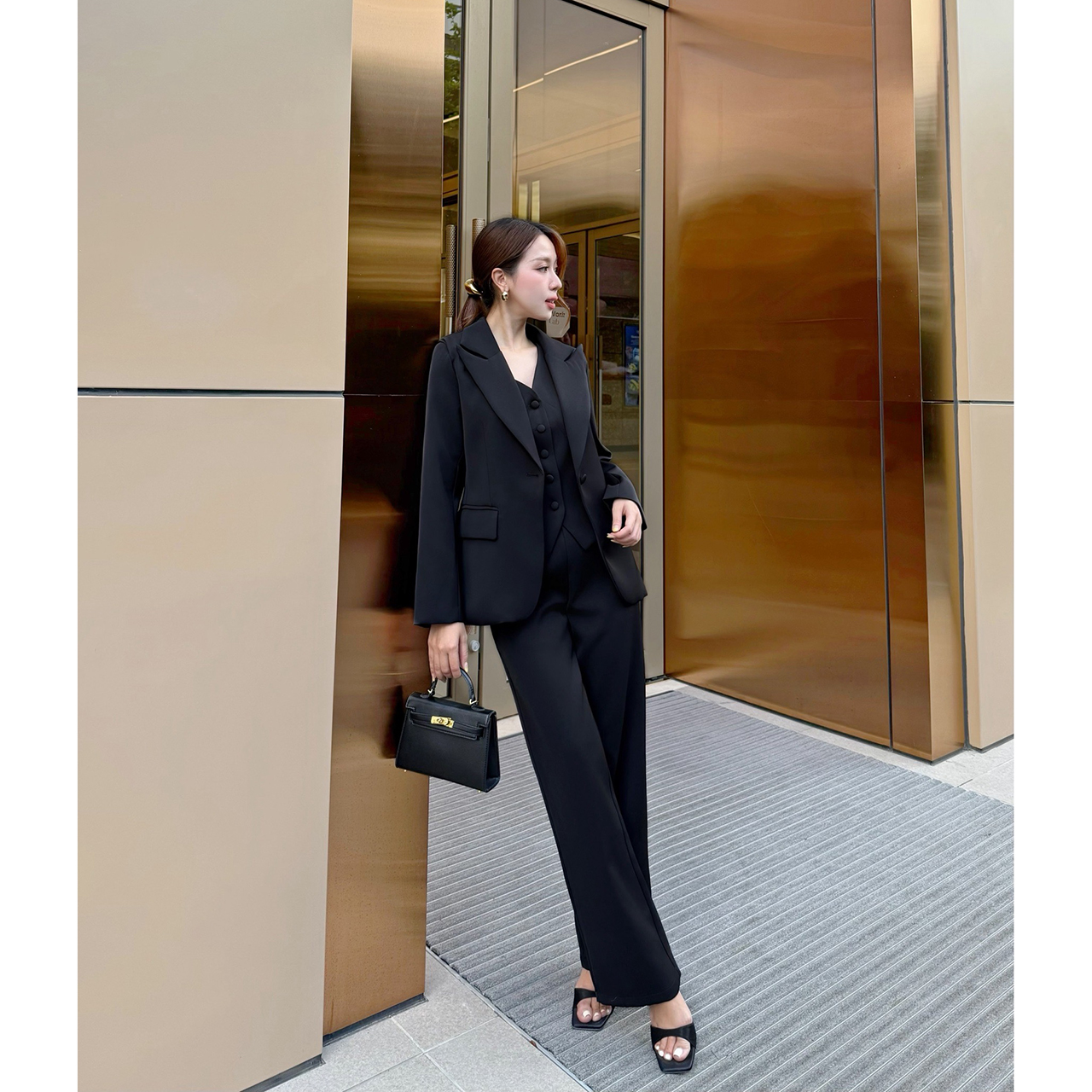 kudapy เซทเสื้อสูท+กางเกง+เสื้อเวส เป็นเซ็ทสูท ทรงโอเวอร์ไซส์นิดๆ แต่งกระดุมจริงด้านหน้า กระเป๋าจริง มีซับในทั้งตัว