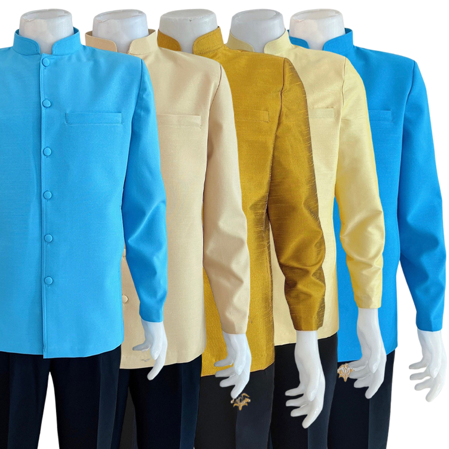 kudapy เสื้อผ้าไหมคอพระราชทานแขนยาว สีฟ้าเข้ม,ฟ้าอ่อน,สีเทา,น้ำตาลครีม,สีเหลืองอ่อน,สีเหลืองทอง เสื้อผ้าไทยผู้ชาย คอพระราชทาน ผ่าหน้า แขนสั้น มีกระเป๋าด้านซ้ายบน (อัดผ้ากาว มีฟองน้ำเสริมไหล่)