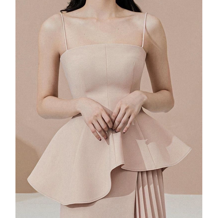 kudapy ชุดเซ็ต 2 ชิ้น เสื้อ+กระโปรง สีครีมโรสโกลส์ ทรงสายเดี่ยวเข้ารูป แต่งเลเยอร์ตามแบบ จับจีบอัดพลีท ทรงานสายมาก ซิบหลังอย่างดี มีซับใน