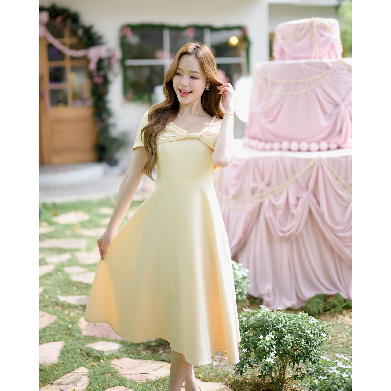 kudapy เดรสโทนสีพาสเทลนุ่มละมุน ดีไซน์หวานๆแต่งอกโบว์ใหญ่เปิดไหล่แบบ Off-shoulder จะใส่เปิดไหล่ 2 ข้าง