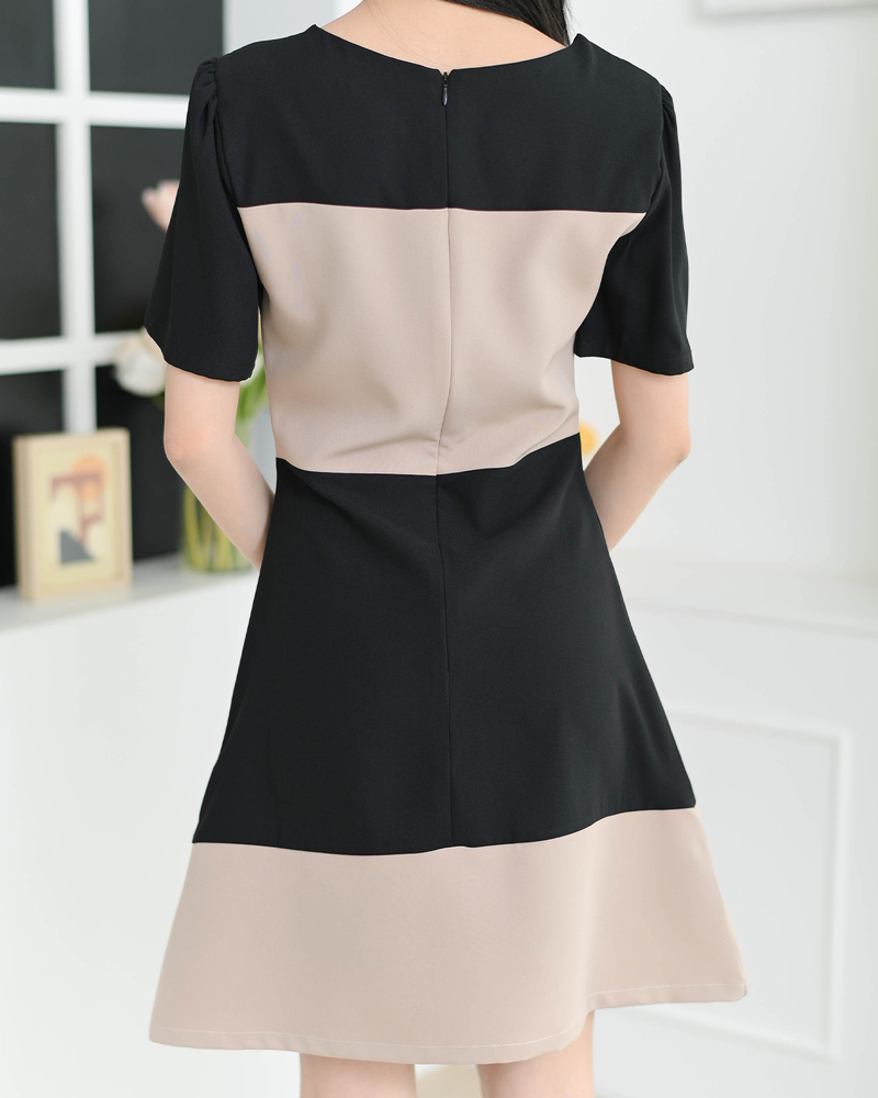 kudapy เดรสแขนสั้นดีไซน์คอเหลี่ยม เล่นสีทูโทนรอบอกและชายกระโปรง แต่งเชือกโบว์เล็กๆเพิ่มความน่ารัก