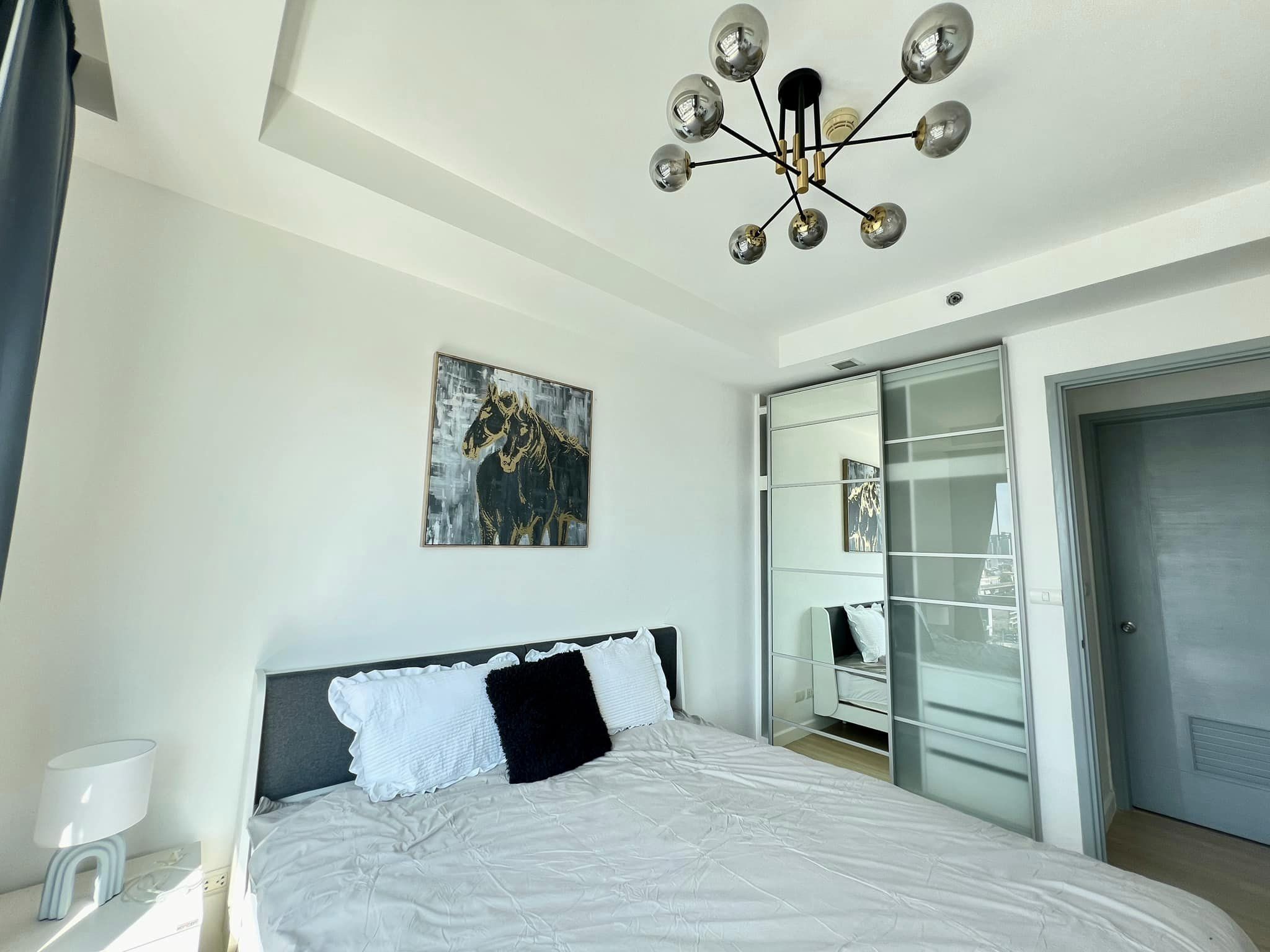 สนใจชมห้องติดต่อได้เลย Line ID: Smile-easy ปล่อยเช่าคอนโด Thru Thonglor (ทรู ทองหล่อ) - 1ห้องนอน 1ห้องน้ำ 1ห้องนั่งเล่น - ใกล้ MRT เพชรบุรี - ขนาดห้อง 37 ตรม. ชั้น 16