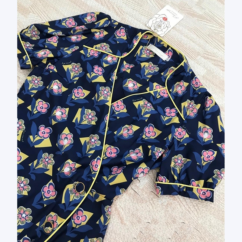 kudapy จั้มสูทขาสั้นสีกรม แพทเทินน่ารัก พิมพ์ลายโทนสีกรม คอวีทบ กุ๊นขอบสีเหลือง เนื้อผ้าดี ใส่สบายมาก