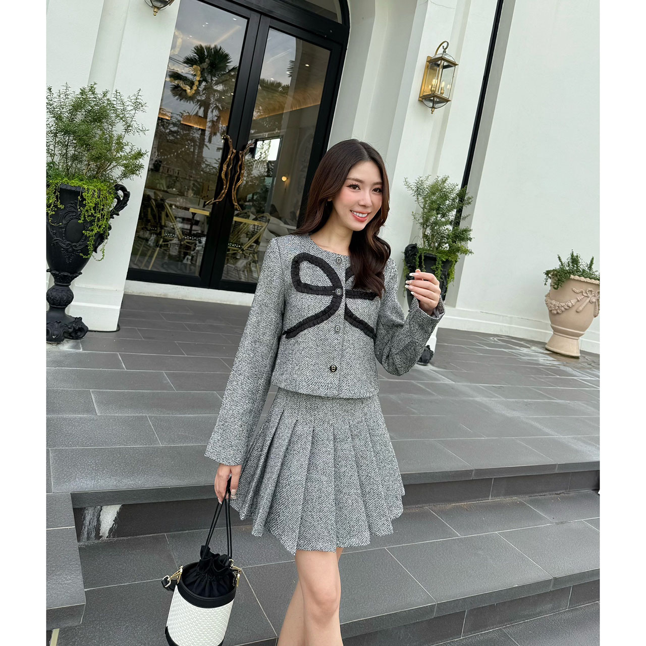 kudapy ชุดเซ็ททวิตผ้าพรีเมี่ยม ผ้าทวิตทอพิเศษใช้ด้ายดำสลับสีทองและเทาแต่ง กระโปรงแต่งจีบ มีดีเทลพิเศษเพิ่มความหรูหรา